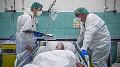 Védőruhába öltözött orvosok a koronavírussal fertőzött betegek fogadására kialakított osztályon a fővárosi Szent János Kórházban 2020. december 15-én.