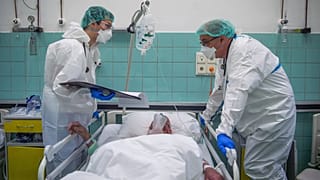 Védőruhába öltözött orvosok a koronavírussal fertőzött betegek fogadására kialakított osztályon a fővárosi Szent János Kórházban 2020. december 15-én.