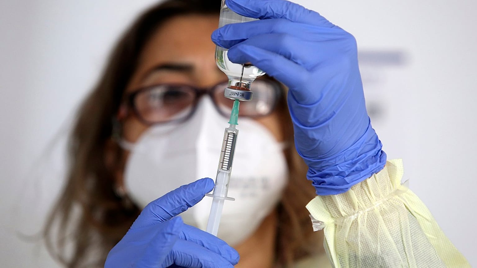 Νοσηλεύτρια στη Λευκωσία ετοιμάζει το εμβόλιο 