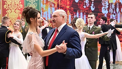 Ohne Maske: Lukaschenko (66) tanzt mit junger Frau 