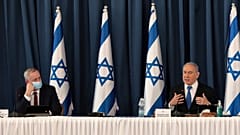 İsrail Savunma Bakanı Benny Gantz, İsrail Başbakanı Binyamin Netanyahu (sağ)
