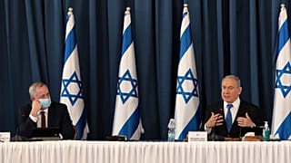İsrail Savunma Bakanı Benny Gantz, İsrail Başbakanı Binyamin Netanyahu (sağ)