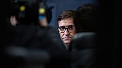 El ministro español de Sanidad, Salvador Illa, habla con la prensa durante una reunión en Bruselas