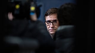 El ministro español de Sanidad, Salvador Illa, habla con la prensa durante una reunión en Bruselas