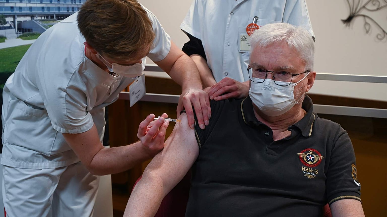 يتلقى أستاذ الطب بيير جوني جرعة من لقاح فايز-بايونتيك  في ديجون، وسط فرنسا، الأحد 27 ديسمبر  2020