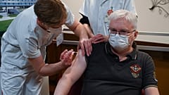 يتلقى أستاذ الطب بيير جوني جرعة من لقاح فايز-بايونتيك  في ديجون، وسط فرنسا، الأحد 27 ديسمبر  2020