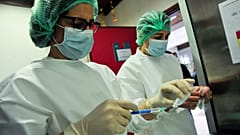 Profissionais da saúde preparam vacina da Pfizer-BioNTech contra a covid-19