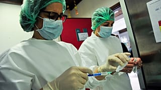 Profissionais da saúde preparam vacina da Pfizer-BioNTech contra a covid-19