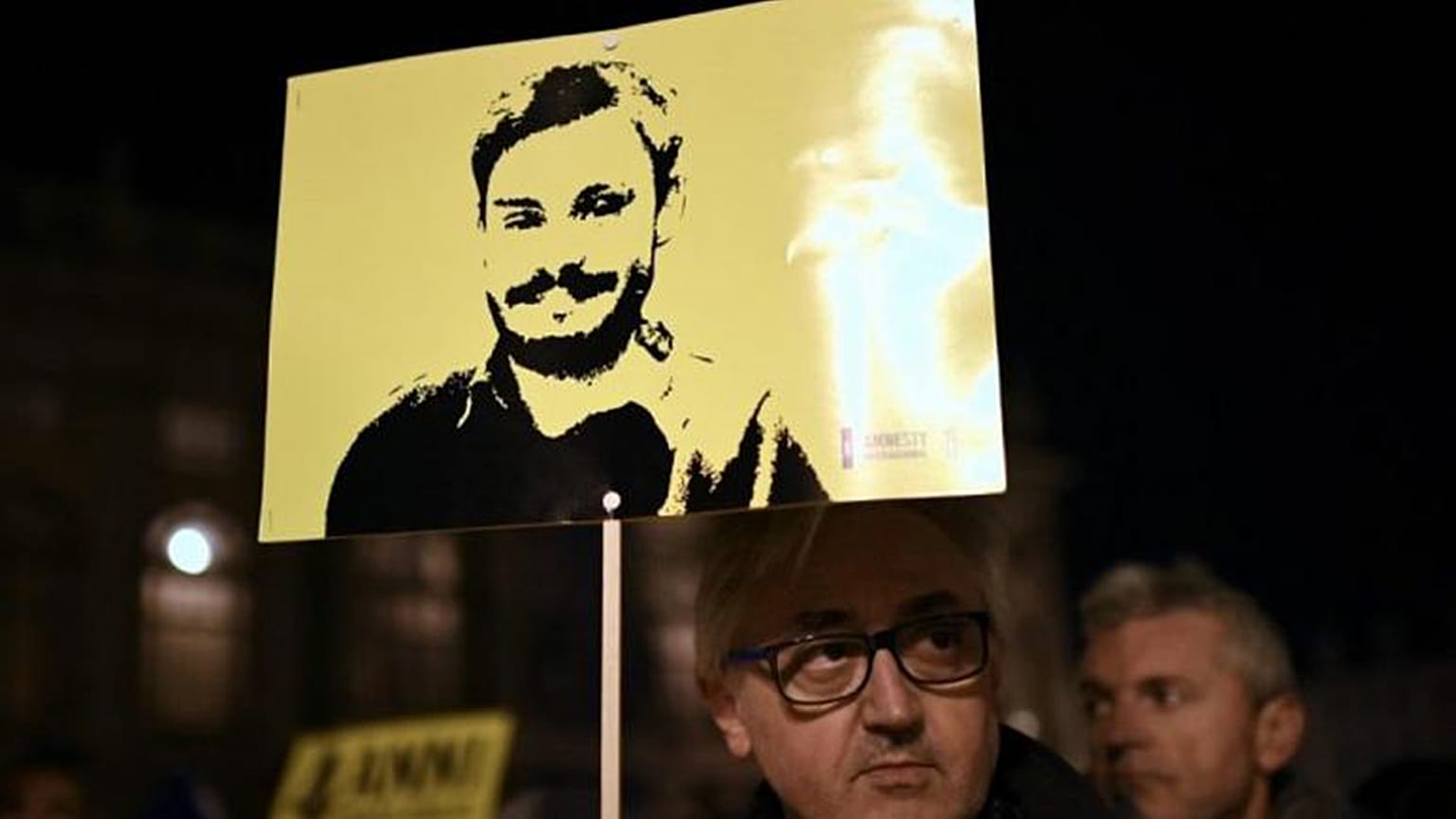 Mısır'da öldürülen Giulio Regeni'nin fotoğrafını taşıyan bir gösterici