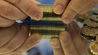 سکه‌های بیت‌کوین، نخستین رمز ارز(ارز دیجیتالی) جهان