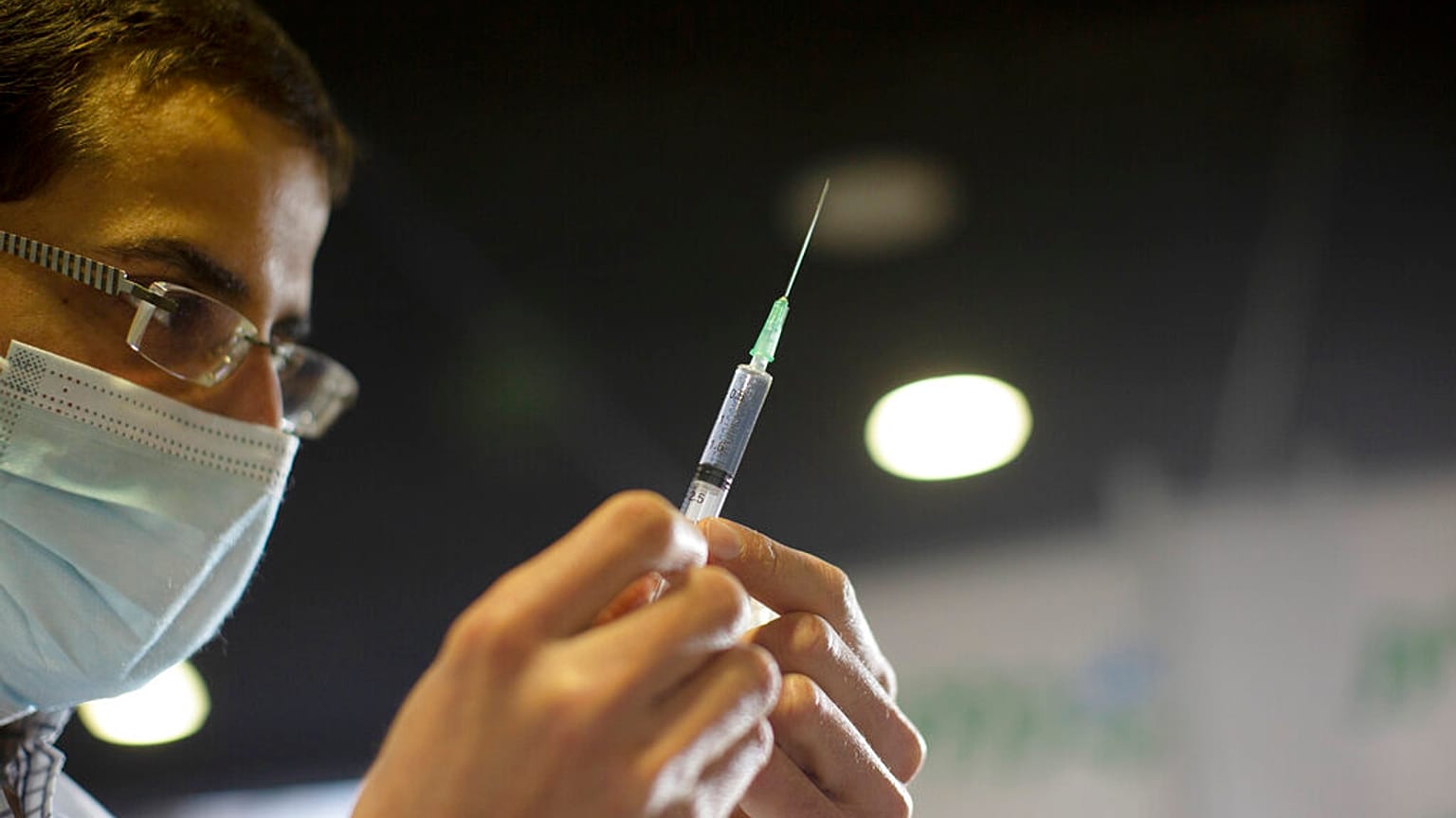 Un professionnel de la santé se prépare à administrer le vaccin contre le coronavirus à Jérusalem, le 30 décembre 2020