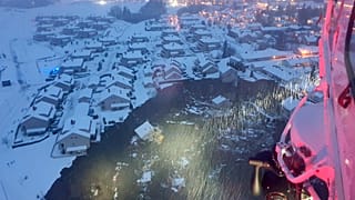 700 Meter lang und 300 Meter breit: Das Loch nach dem Erdrutsch ist gewaltig.
