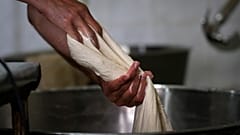 Dağlık Karabağ'da ekmek hamuru yoğuran bir fırıncı (arşiv)
