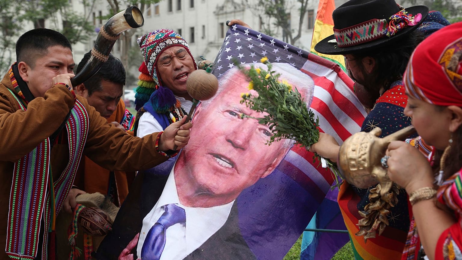Chamanes sostienen una foto de Joe Biden en un ritual de fin de año en Lima,  Perú. 29/12/2020