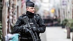 Ein französischer Gendarm steht Wache in einer Straßein Straßburg, 12.Dezember 2018
