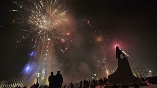 Le ciel de Reykjavik illuminé par un feu d'artifice le 1 janvier 2021