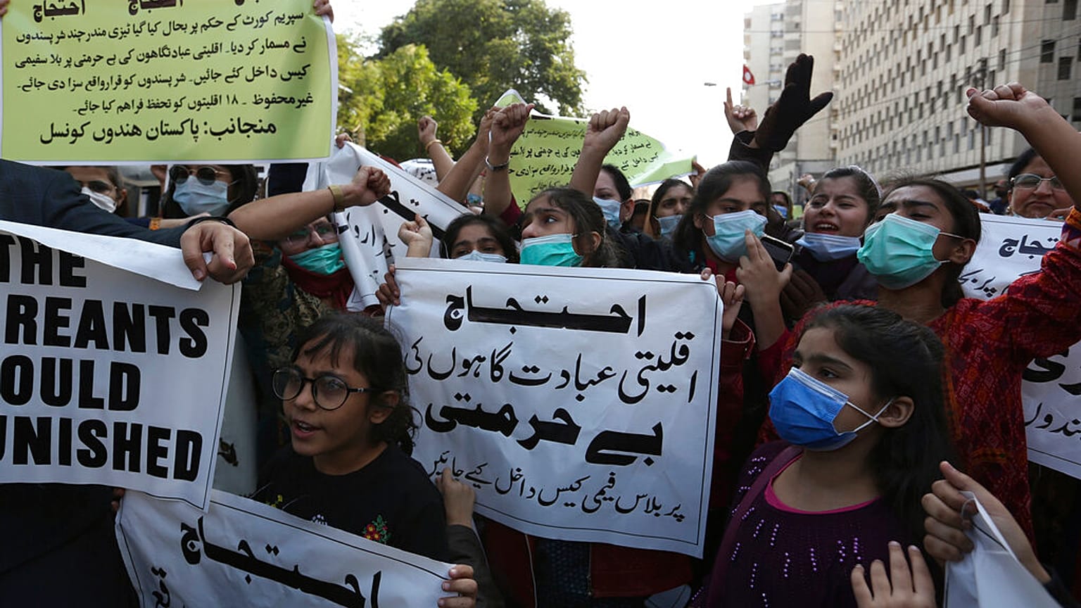 أعضاء المجلس الهندوسي الباكستاني ينظمون احتجاجاً على الهجوم على معبد هندوسي في بلدة الكرك الشمالية الغربية 