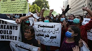 أعضاء المجلس الهندوسي الباكستاني ينظمون احتجاجاً على الهجوم على معبد هندوسي في بلدة الكرك الشمالية الغربية 