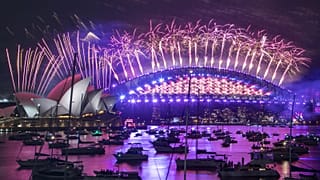 Le ciel de Sydney illuminé par un feu d'artifice pour célébrer le passage en 2021, le 1er janvier de cette nouvelle année