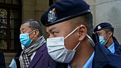 Jimmy Lai scortato alla Corte Suprema d'Appello di Hong Kong. 