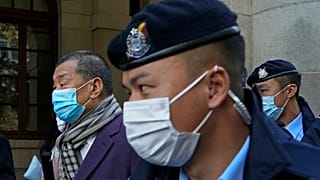 Jimmy Lai scortato alla Corte Suprema d'Appello di Hong Kong. 