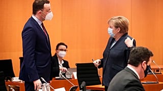 Spahn und Merkel nach einer Kabinettssitzung im Dezember