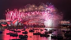 Neujahrsfeierlichkeiten in Sydney: Feuerwerk über dem Sydney Opera House und der Harbour Bridge, Australien, 1.1.2021
