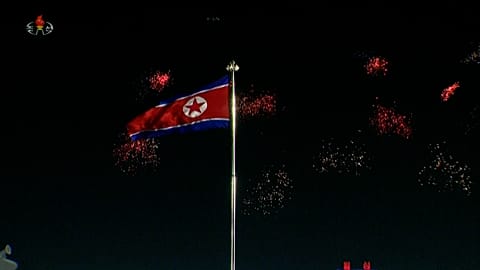 Mit Feuerwerk und Show: Nordkorea begrüßt 2021