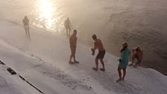 Eiskalte Silvestertradition: Schwimmen im Baikalsee