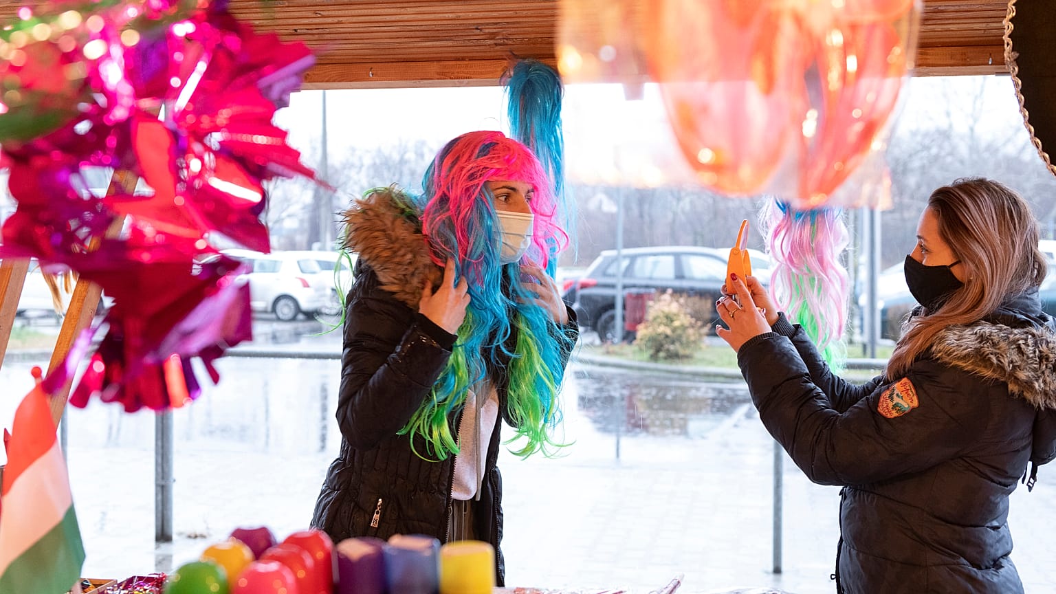 Stand mit Scherzartikeln für Silvester in Nyiregyhaza