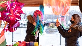 Stand mit Scherzartikeln für Silvester in Nyiregyhaza