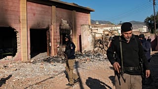 Pakistan'ın Karak kentinde radikal gruplarca ateşe verilen Hindu tapınağı