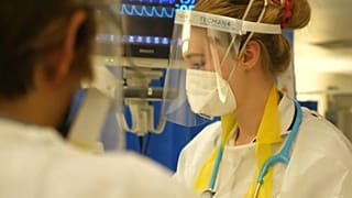 Personal sanitario atiende a un enfermo de COVID-19 en un hospital de Londres