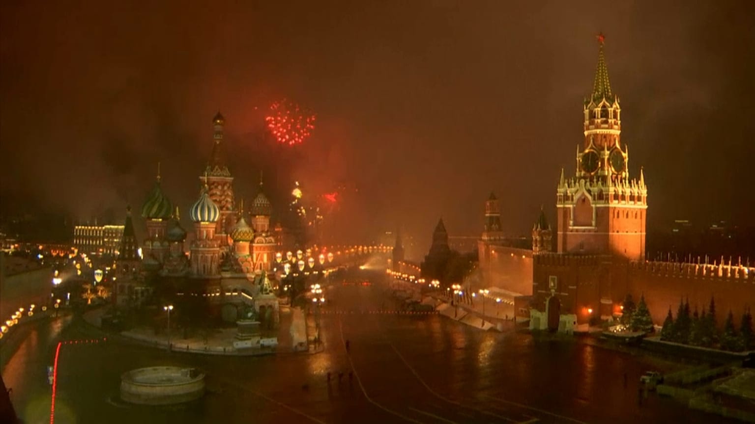 Новогодний фейерверк над Красной площадью 