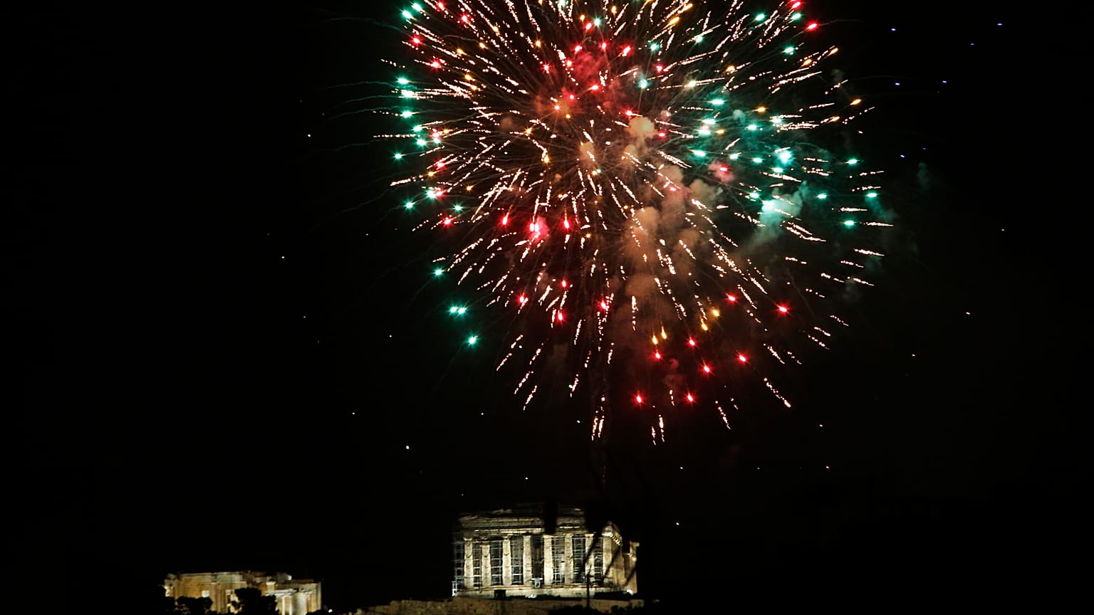 Πυροτεχνήματα στον αττικό ουρανό για την υοδοχή του 2021