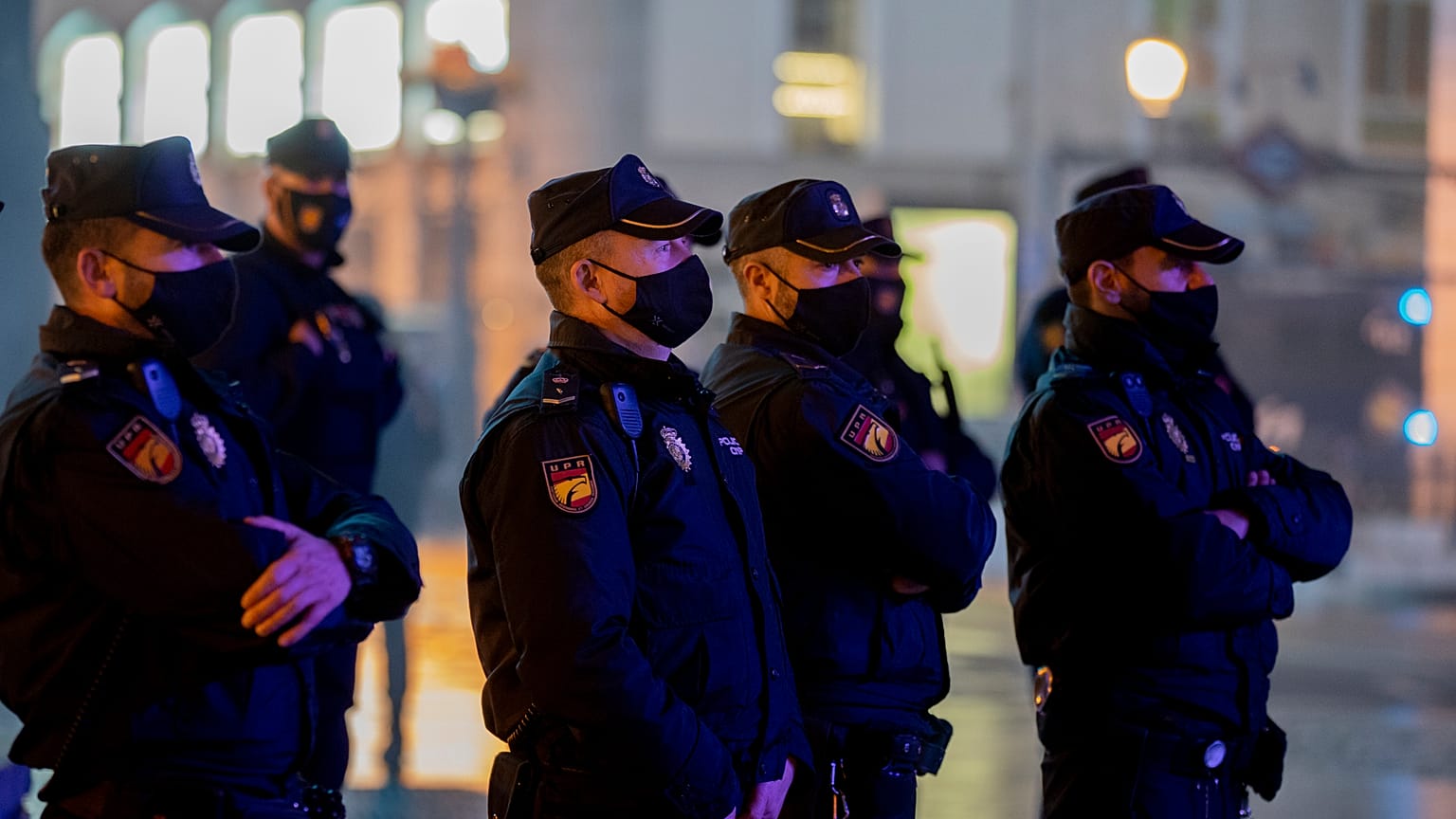 Policías montan guardia en la Puerta del Sol de Madrid para impedir aglomeraciones en Nochevieja. España 31/12/2020