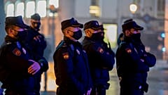 Policías montan guardia en la Puerta del Sol de Madrid para impedir aglomeraciones en Nochevieja. España 31/12/2020