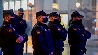 Policías montan guardia en la Puerta del Sol de Madrid para impedir aglomeraciones en Nochevieja. España 31/12/2020