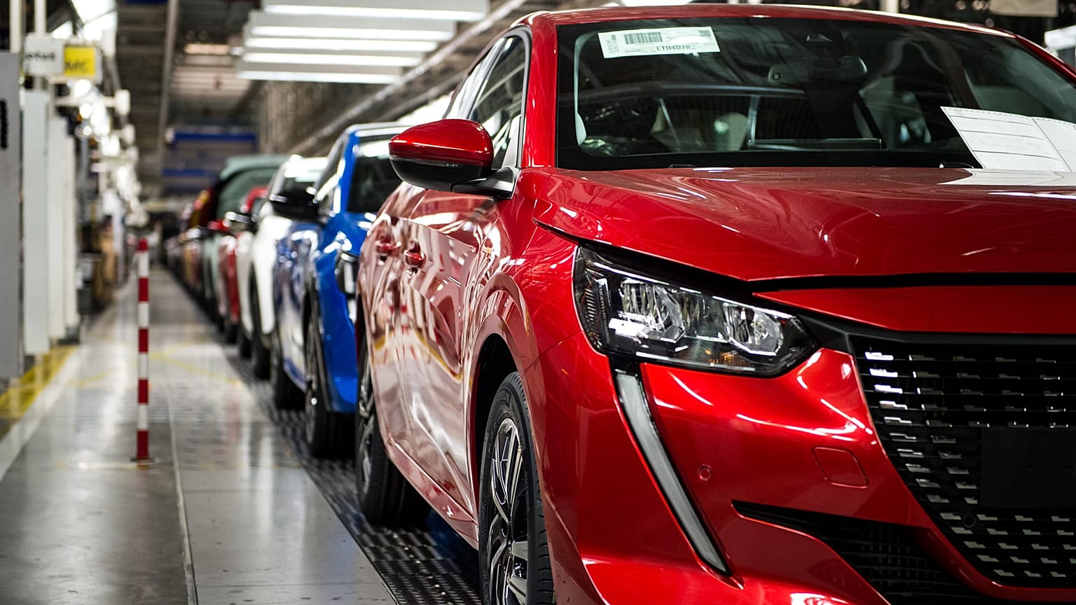 Des Peugeot 208 assemblées sur une ligne de production dans l'usine PSA de Trnava en Slovaquie, le 17 avril 2020 