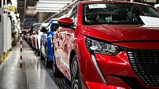 Des Peugeot 208 assemblées sur une ligne de production dans l'usine PSA de Trnava en Slovaquie, le 17 avril 2020 
