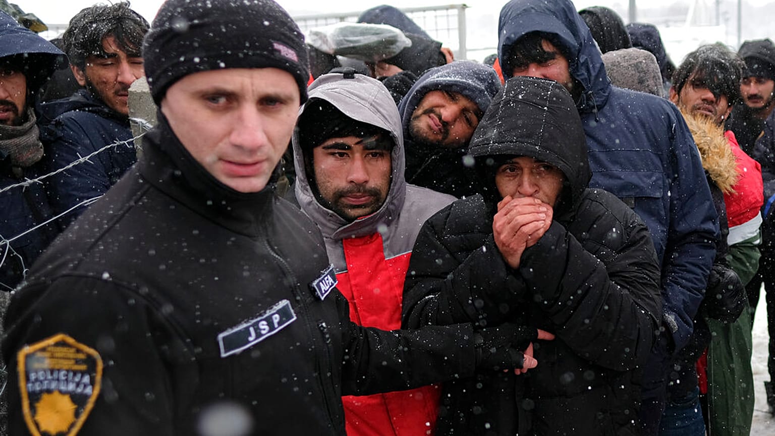 Cientos de migrantes cumplen su décimo día olvidados en mitad de la nieve en Bosnia