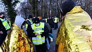 Polizei kontrolliert TeilnehmerInnen der Rave Party in Lieuron bei Rennes