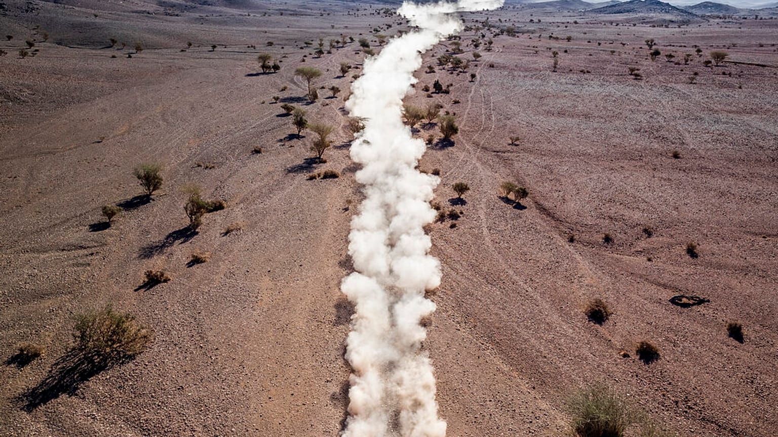A Dakar Rally 2020-as fotói közül az egyik leglátványosabb kép a járművek porfelhőjét mutatja a sivatagban