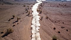 A Dakar Rally 2020-as fotói közül az egyik leglátványosabb kép a járművek porfelhőjét mutatja a sivatagban