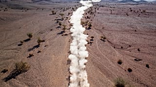 A Dakar Rally 2020-as fotói közül az egyik leglátványosabb kép a járművek porfelhőjét mutatja a sivatagban
