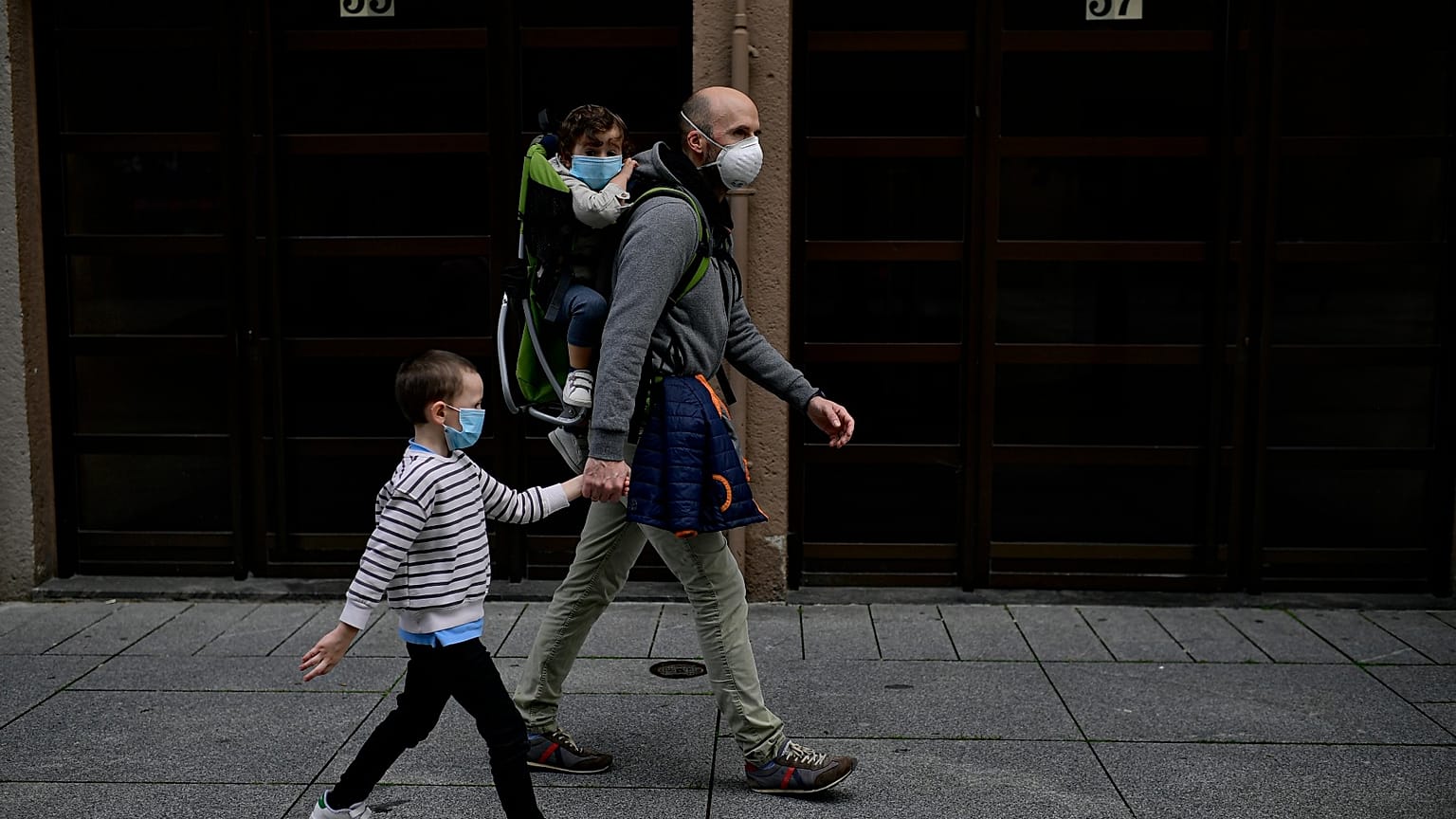 ARCHIVO | Un padre con sus hijos en Pamplona, norte de España, el domingo 27 de abril de 2020. 