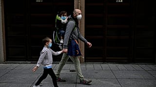 ARCHIVO | Un padre con sus hijos en Pamplona, norte de España, el domingo 27 de abril de 2020.