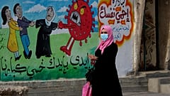 Murales per sensibilizzare alla lotta contro il Coronavirus sui muri di Gaza City
