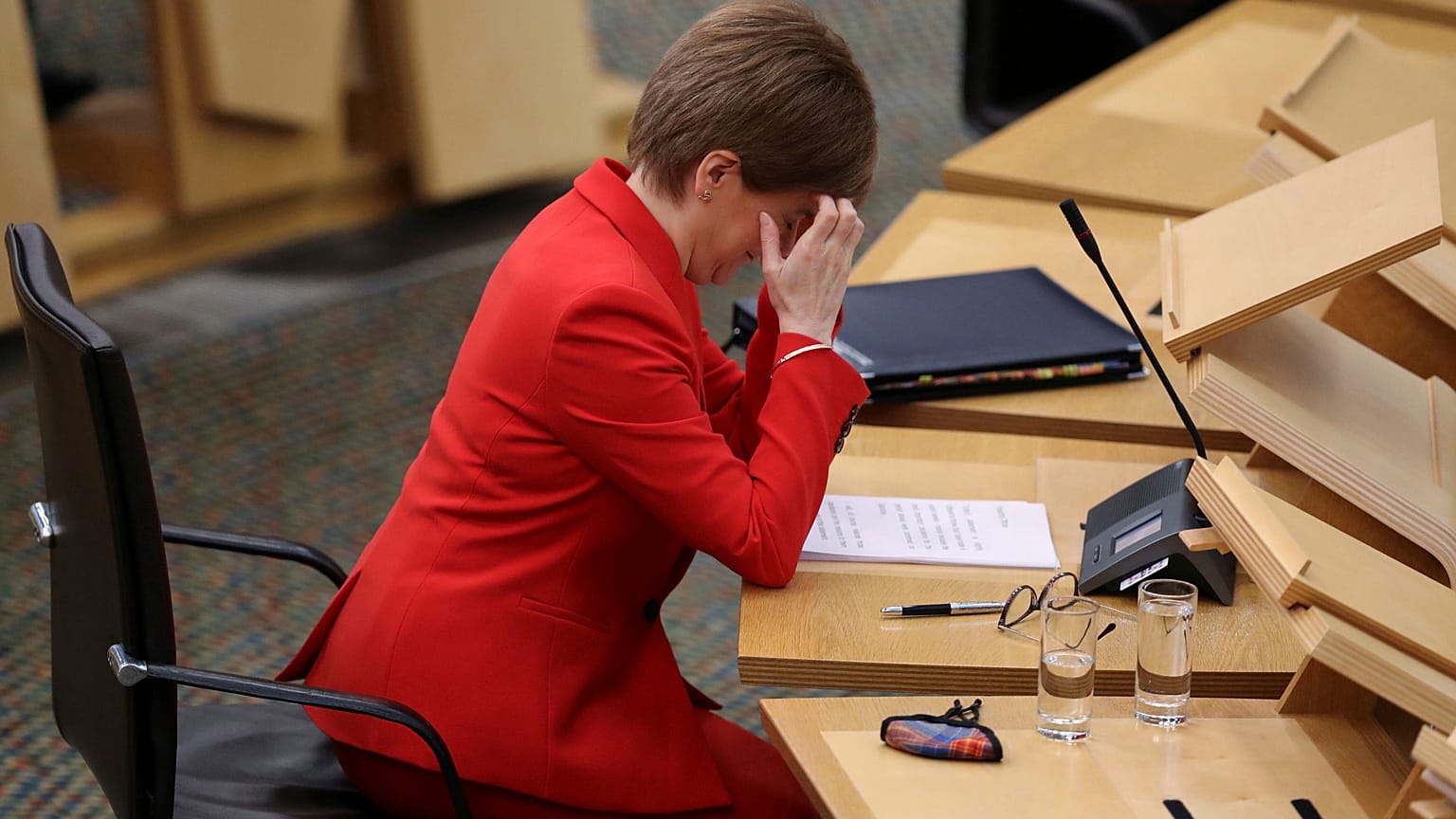 Nicola Sturgeon in un momento di riflessione in parlamento 