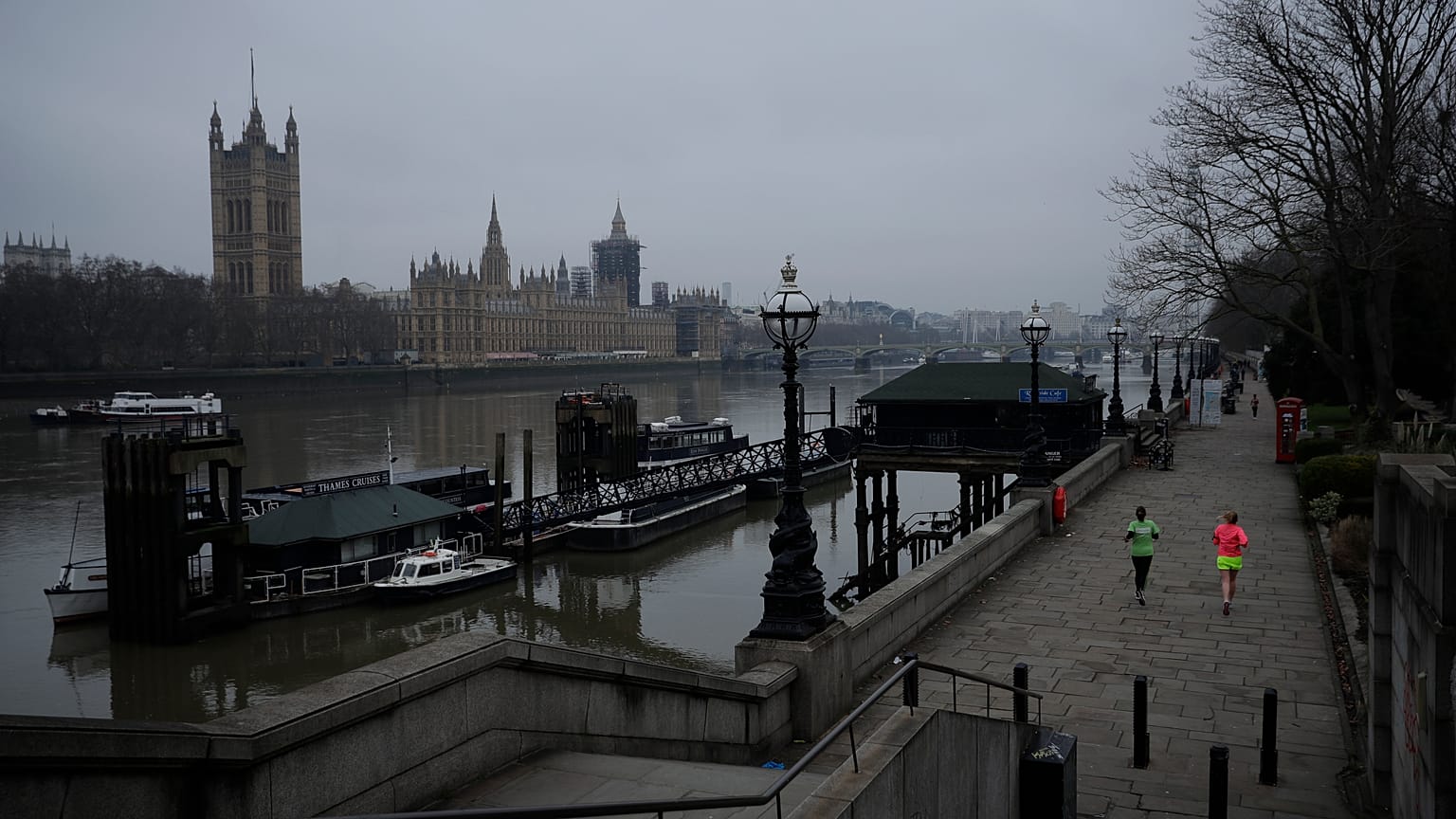 El parlamento británico con el Támesis
